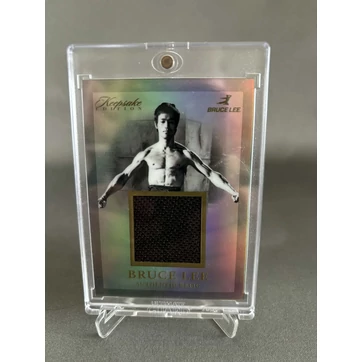 2024 Keepsake Edition Bruce Lee 50th annyversary relikvia kártya, viselt ruhadarabbal
